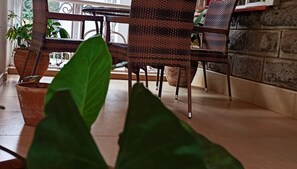 家庭獨棟房屋 | 起居區 | 24-吋智慧型電視,提供數位頻道