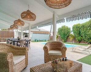 Outdoor dining - VILLA DES ORMEAUX ideal for 18 guests (LA SALINE LES BAINS)