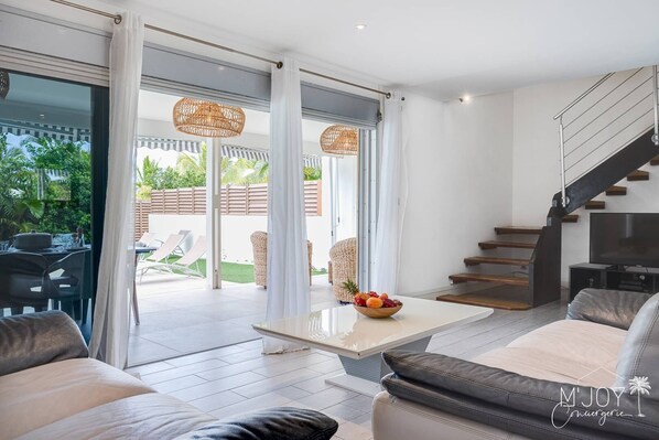 Living area - VILLA DES ORMEAUX ideal for 18 guests (LA SALINE LES BAINS)