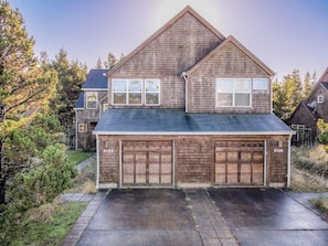 Exterior - Curious Sea Cow · Beach paths, family friendly, modern home (Pacific CIty)