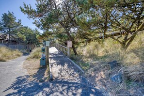 Property grounds - Curious Sea Cow · Beach paths, family friendly, modern home (Pacific CIty)