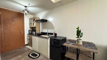 Lemari es, microwave, dan peralatan masak/sendok-piring