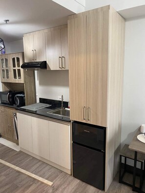 Kylskåp, mikrovågsugn och grytor/köksredskap