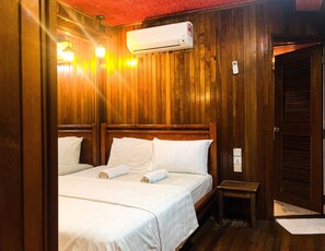 Habitació triple Deluxe | Espai de treball apte per a portàtils, wifi gratuïta i roba de llit 