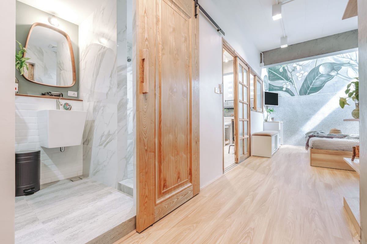 Studio có thiết kế đặc sắc | Phòng tắm | Buồng tắm vòi sen, vòi sen phun mưa, máy sấy tóc, chậu vệ sinh/vòi rửa