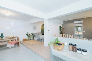 Design Quadruple Room with 2 Bathrooms | Living area - Dokdin's Family (Patong)