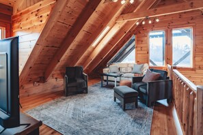 Smart-tv, eldstad, tv-spel och ett bordtennisbord