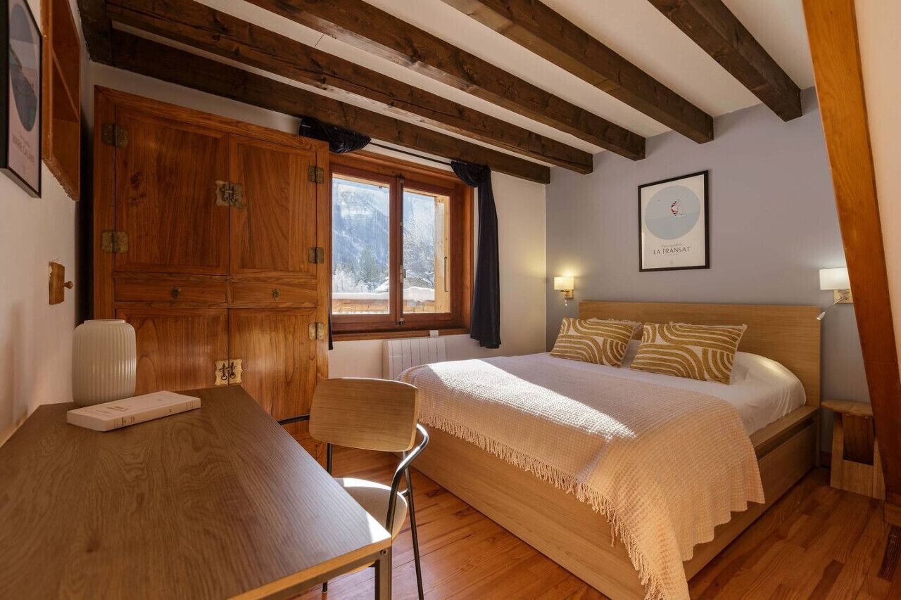 3 chambres, bureau, fer et planche à repasser, lit parapluie