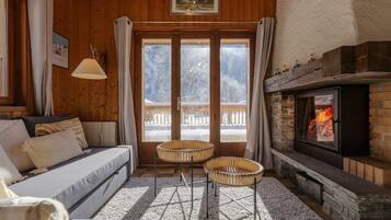 Smart TV, fireplace