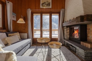 Smart TV, fireplace
