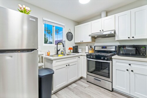 M3-Detached house 2 bedroom 1 bathroom close Old Town Monrovia kingsize-bed! 
