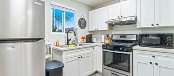 M3-Detached house 2 bedroom 1 bathroom close Old Town Monrovia kingsize-bed!