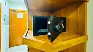 Phòng đôi tiện nghi đơn giản | Két an toàn