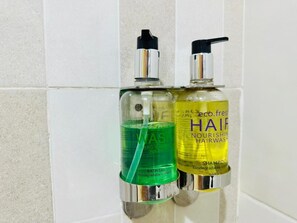 Comfort Double Room | Bathroom amenities | Slippers