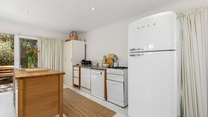 Fridge, microwave, oven, stovetop - Buckley's Cottage - Point Lonsdale (Point Lonsdale)