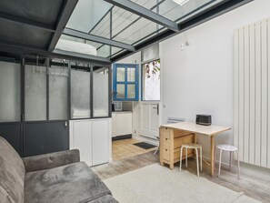 TV - Atypical 3 person loft with AC (Paris)
