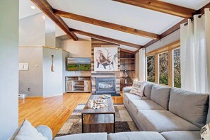 TV, fireplace, offices - Mountain Views, Private Pond, Mins 2 Elk Mountain (Clifford)