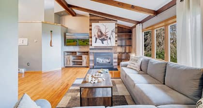 Mountain Views, Private Pond, Mins 2 Elk Mountain