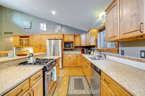 Fridge, microwave, oven, stovetop - Mountain Views, Private Pond, Mins 2 Elk Mountain (Clifford)