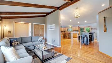 تلفزيون، مدفأة، مكتب