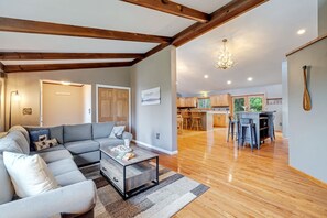 TV, fireplace, offices - Mountain Views, Private Pond, Mins 2 Elk Mountain (Clifford)