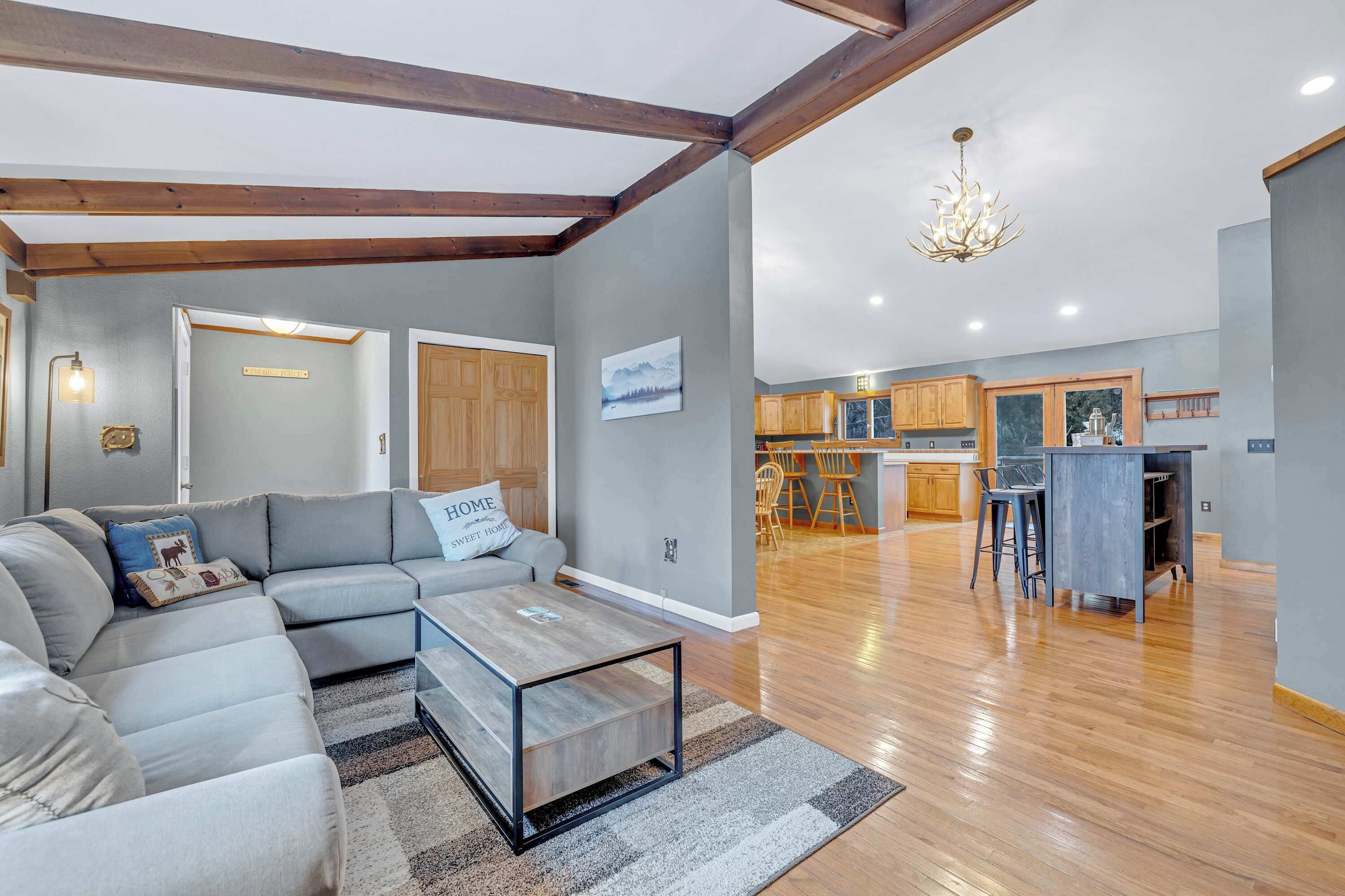 تلفزيون، مدفأة، مكتب