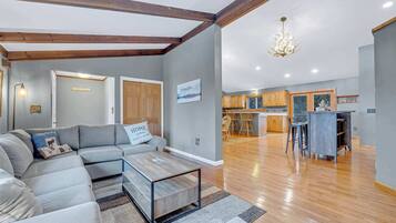 تلفزيون، مدفأة، مكتب