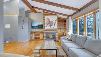 تلفزيون، مدفأة، مكتب