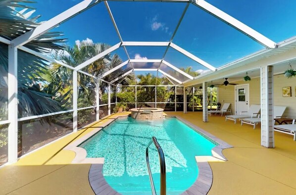 Outdoor pool - Hidden Gem: Escape to Newlin Cottage in Cape Coral (Cape Coral)