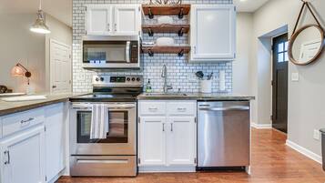 Fridge, microwave, stovetop, dishwasher