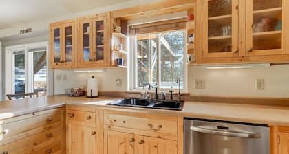 Crystal Retreat! Fire Pit, Trails & Mountain Views