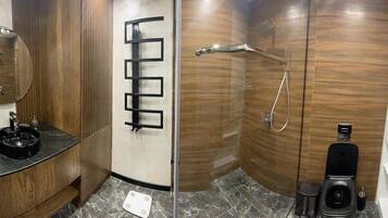 Dusche, umweltfreundliche Kosmetikartikel, Haartrockner, Handtücher