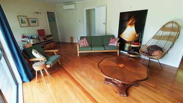 壁炉、书、立体声音响