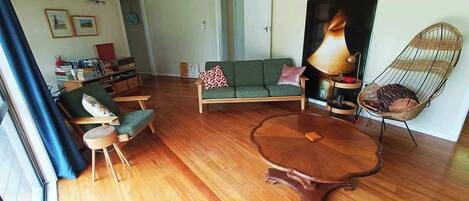 Een open haard, boeken en een stereo