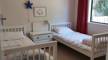 3 chambres, coffres-forts dans les chambres, bureau