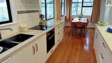 冰箱、微波炉、烤箱、炉灶