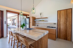 Private kitchen - Villa Bumi, Bingin 3BR Villa Stunning Ocean Views (Badung)