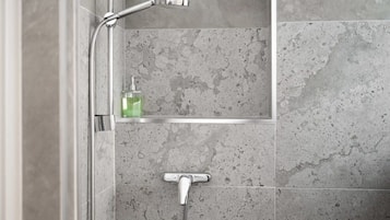 Dusche, Haartrockner, Handtücher, Shampoo