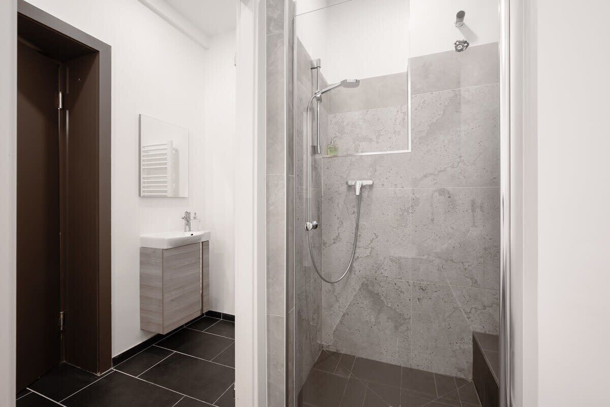 Shower, hair dryer, towels, shampoo