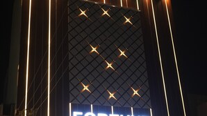 Un edificio con un llamativo letrero de 'FORTUNE' y el rótulo 'FORTUNE RESIDENCY' debajo.