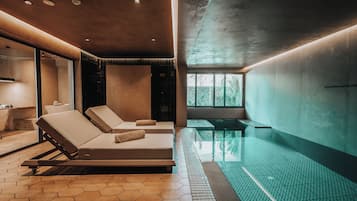 Indoor spa tub