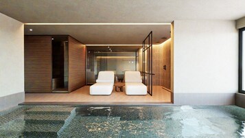 Una piscina cubierta