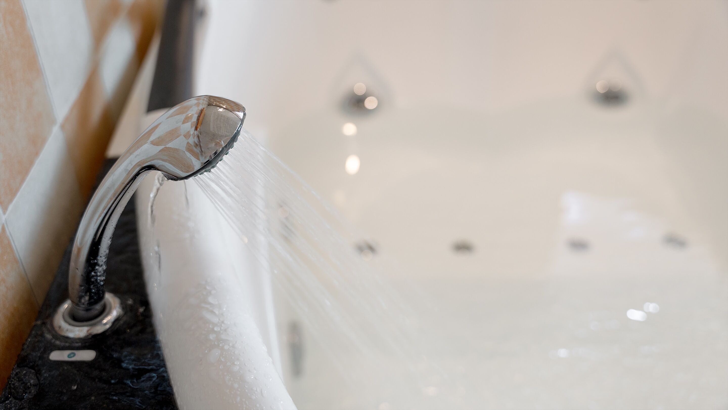 Une salle de bain avec une baignoire et un robinet qui fonctionne.