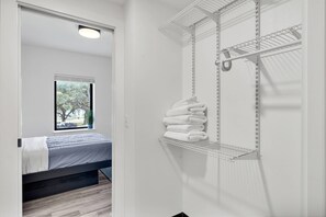 1 habitación, tabla de planchar con plancha, wifi gratis y ropa de cama 