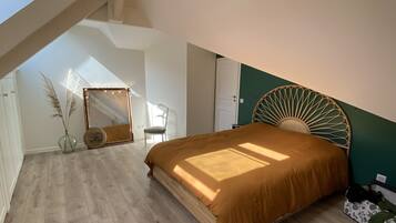 6 bedrooms, iron/ironing board, WiFi, bed sheets