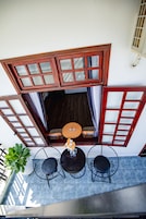 高级双人房 | 高档床上用品、记忆海绵床垫、迷你吧、办公桌