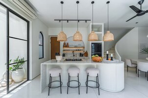 Refrigerador, horno, placa de cocina, utensilios de cocina