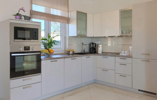 Fridge, microwave, oven, dishwasher