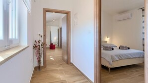 A hotel room with a bed, bedside tables, and a window. - Amazing home in Marcana (Marcana)