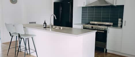 House, 3 Bedrooms, Ensuite, Garden View | Private kitchen | Full-sized fridge, microwave, oven, stovetop